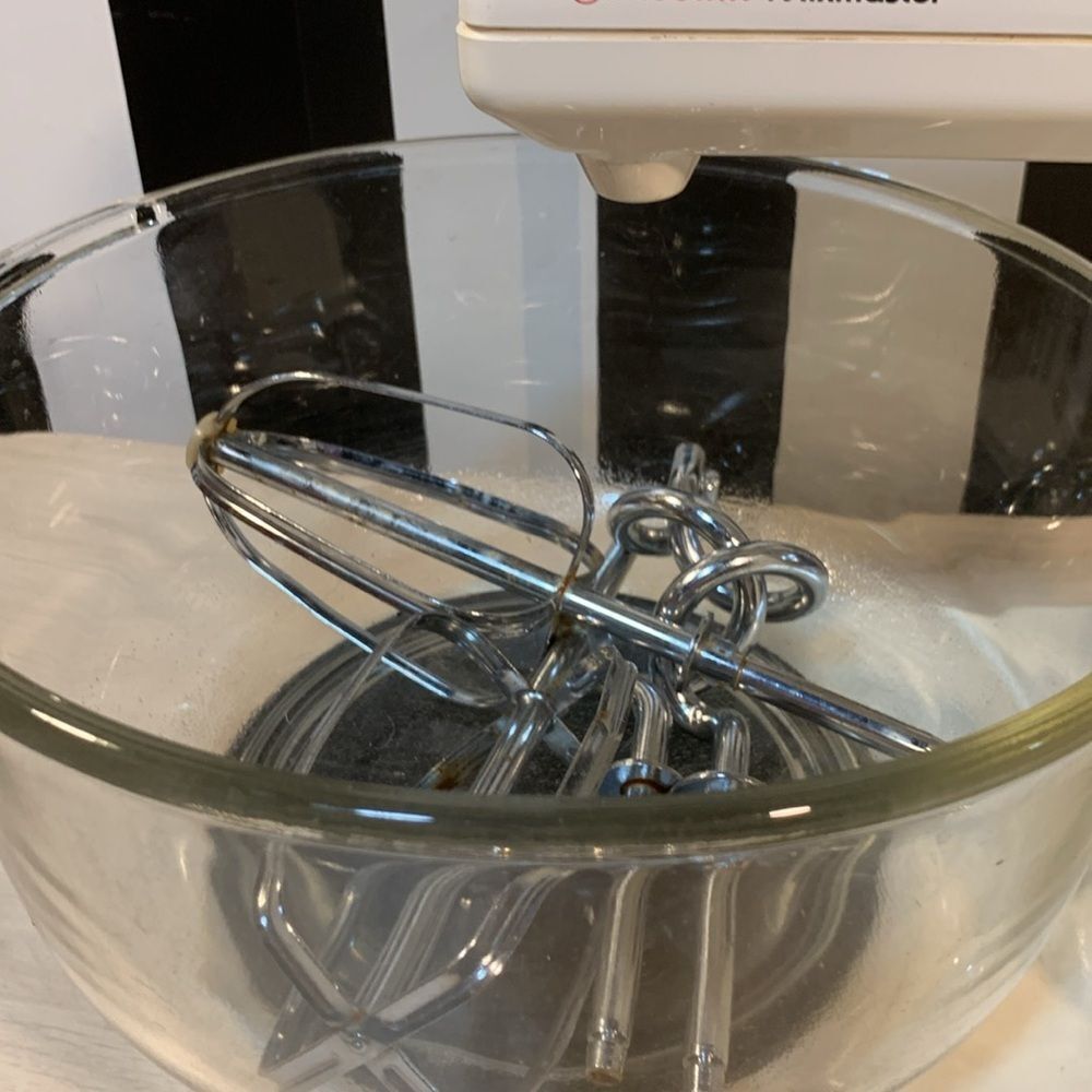 Vintage 70s Sunbeam Mixmaster Electric Mixer 2 Glass Bowls/Beater / Dough Hook - Picture 2 of 16
